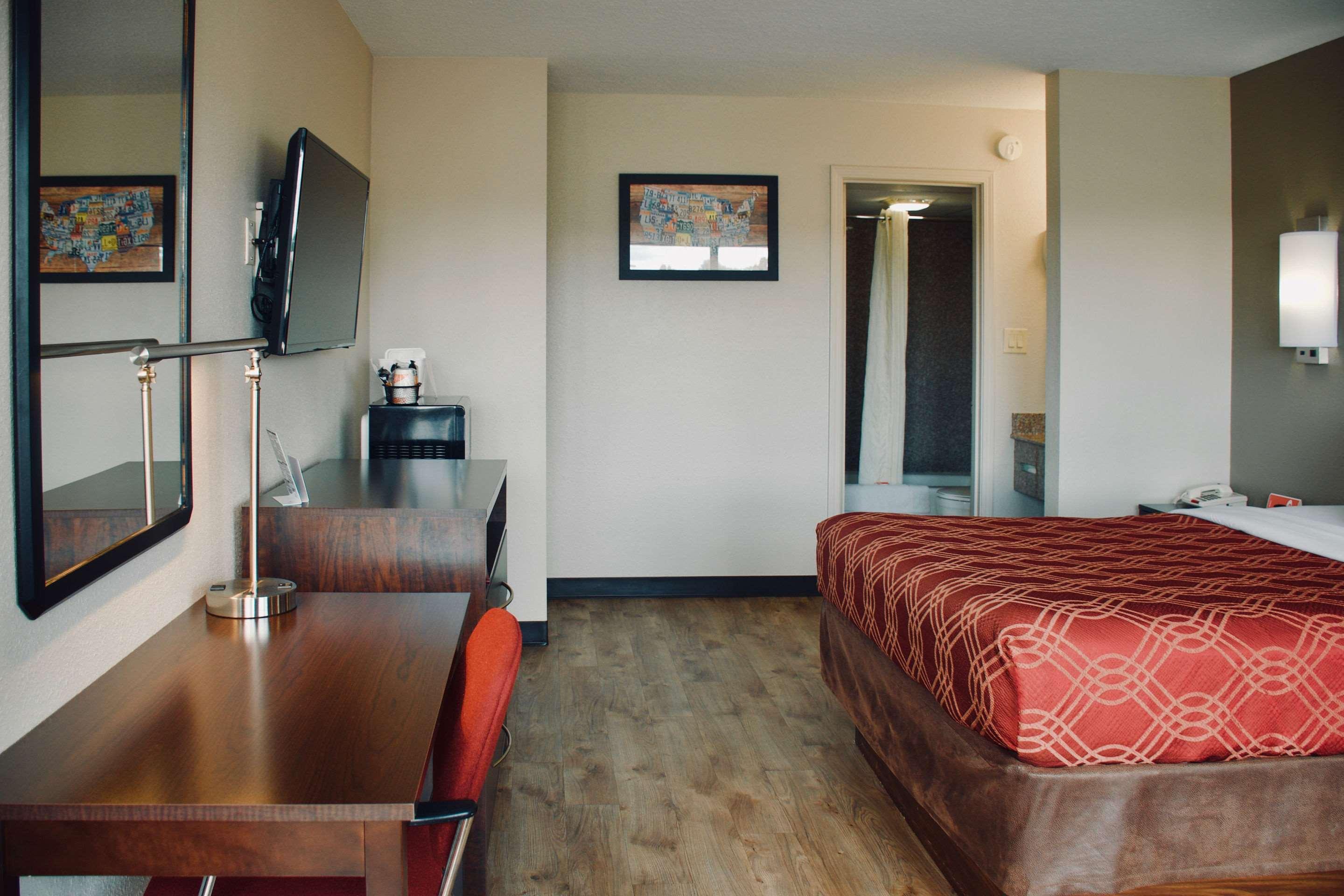 Lodge Econo Knox