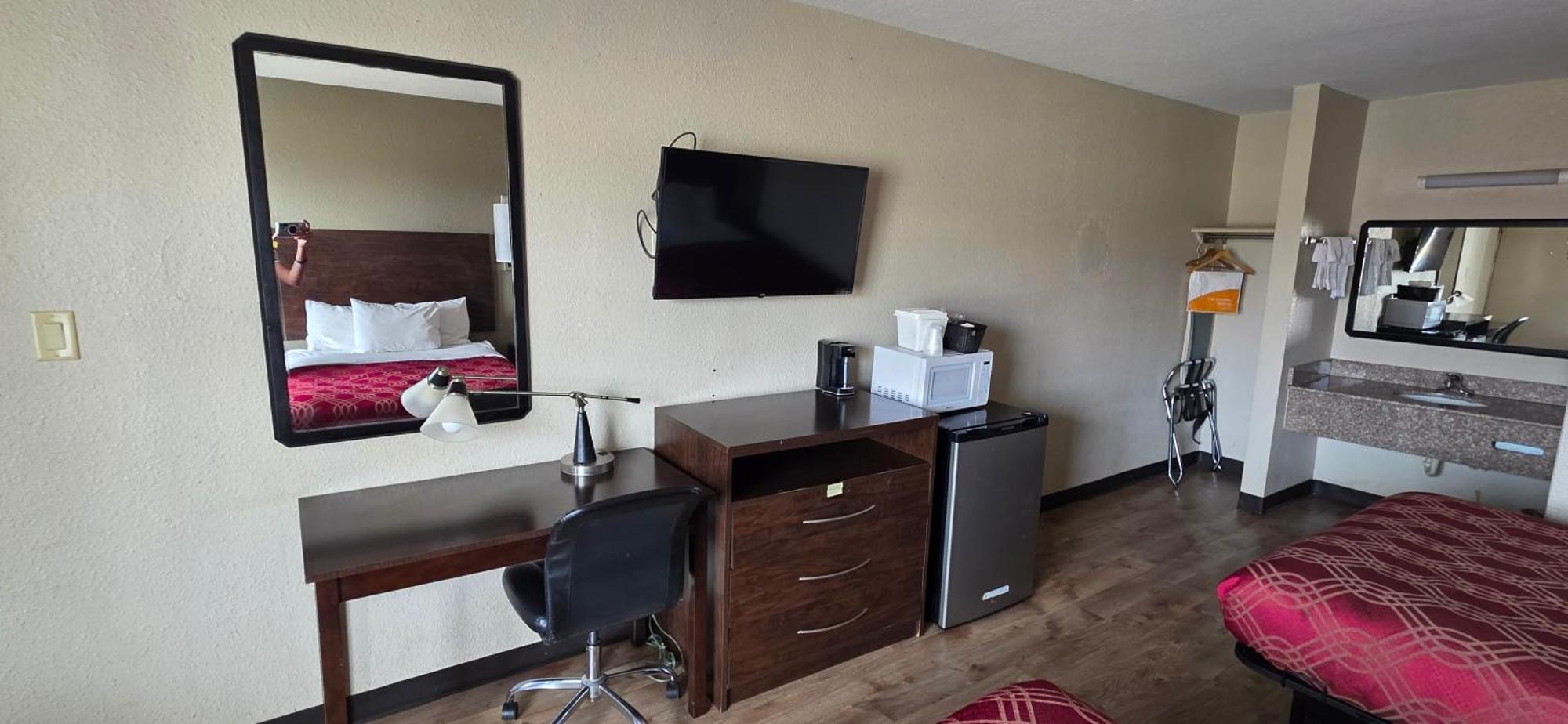 Lodge Econo Knox